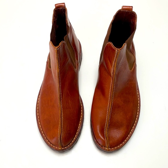 COLE HAAN Vintage Classic Brown Leather Boots - Picture 2 of 7
